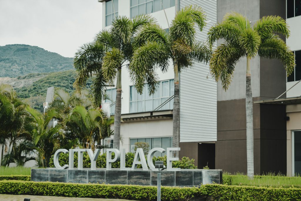 Edificio moderno rodeado de palmeras