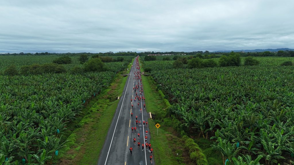 Participantes durante el recorrido de Urabá Corre