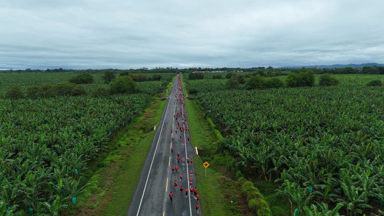 Participantes durante el recorrido de Urabá Corre